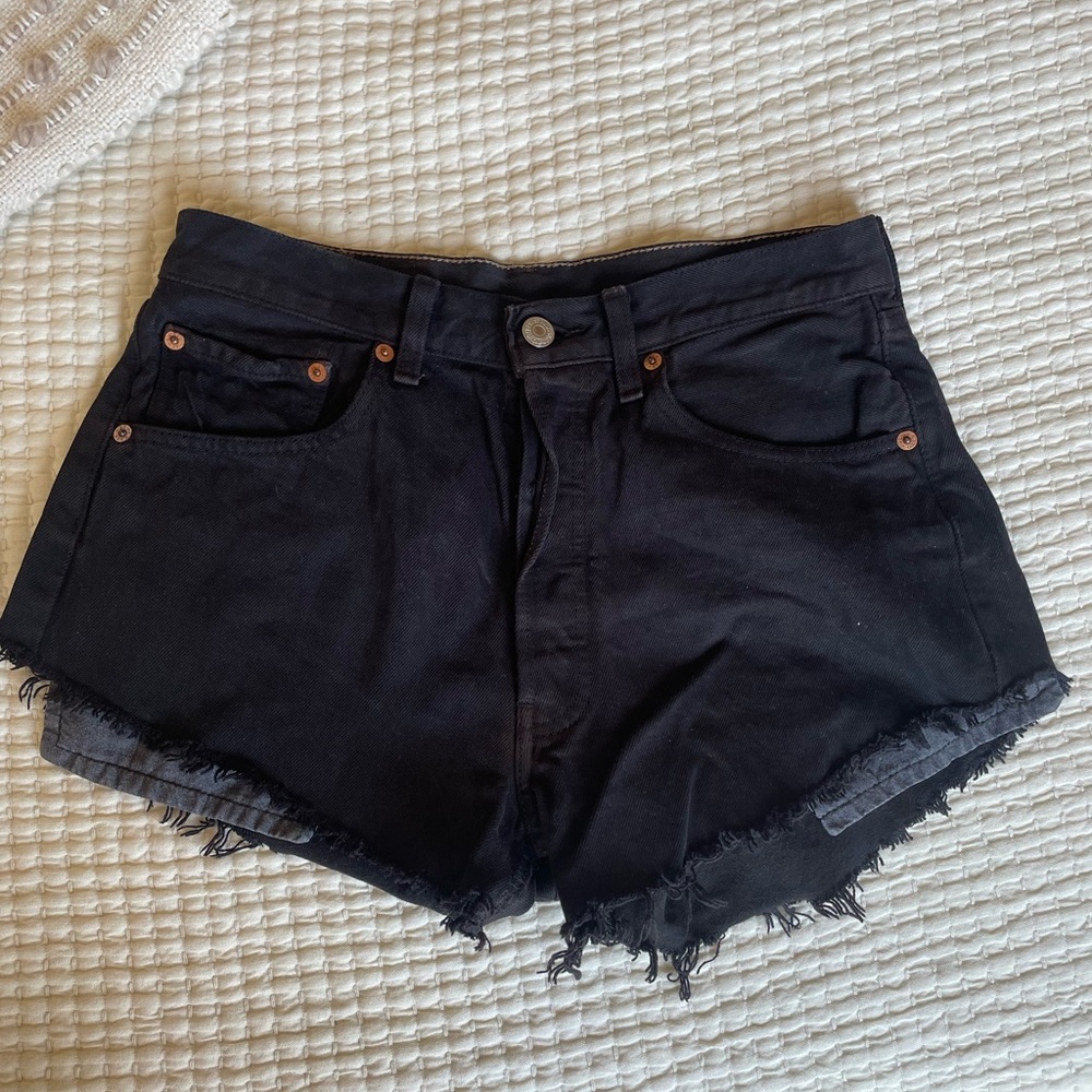 VINTAGE BLACK LEVI SHORTS